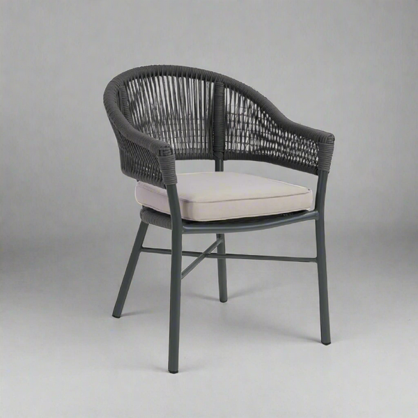 كرسي مطاعم وكافيهات من الحديد المشدود بأحبال رمادية غامقة مع قماش ووتر بروف فاتح مقاوم للعوامل الجوية