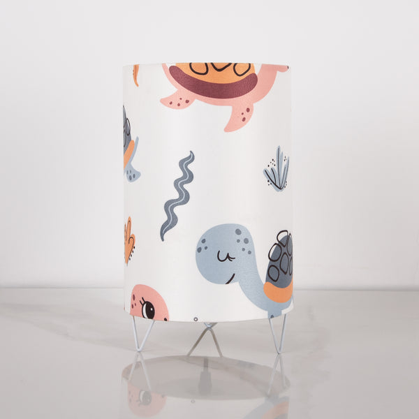 أباجورة مودرن WDD-022 – تصميم فاخر من شاسيه حديد وطبقة فاكيوم مقاومة للحرارة مع قماش مطبوع أنيق